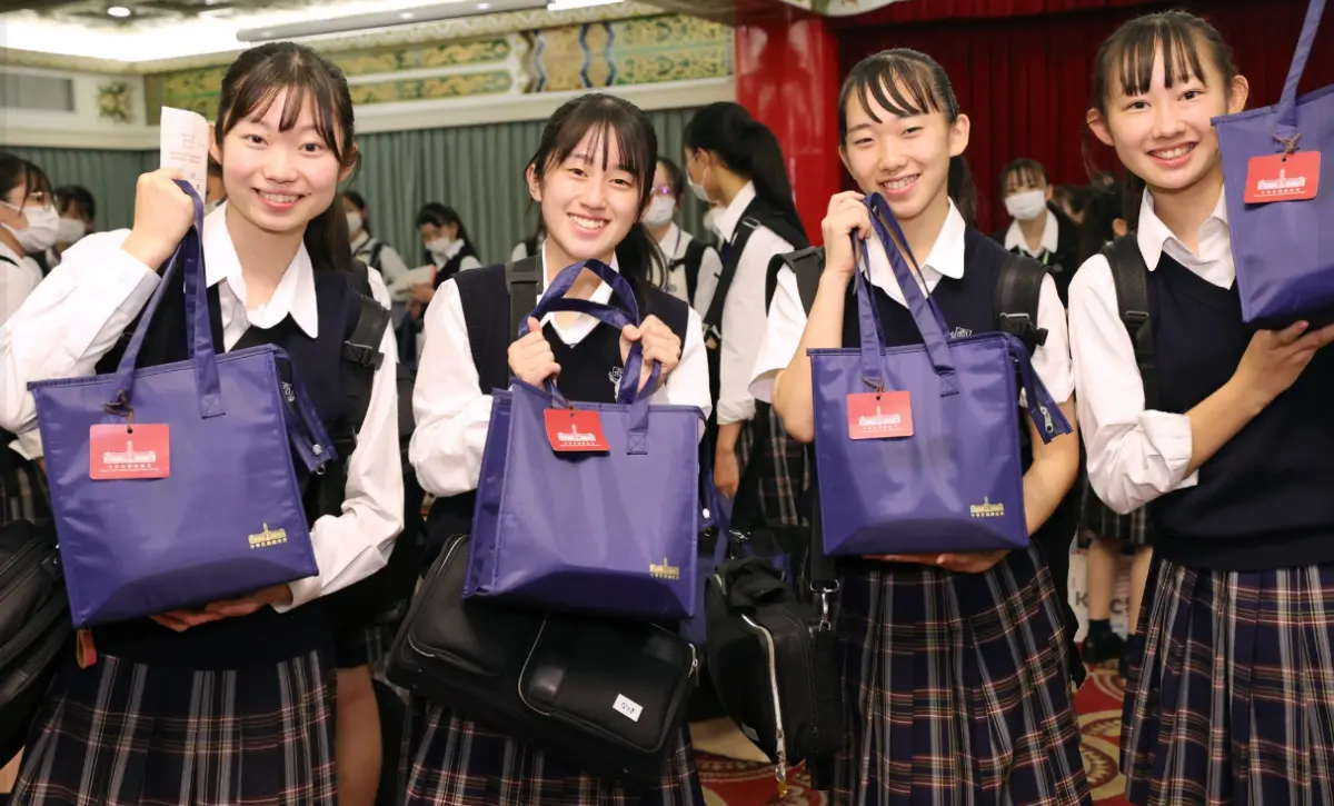 ▲日本東京農業大學第二高等學校吹奏樂部「翡翠騎士」開心拿起消夜。（圖／蔡英文臉書）