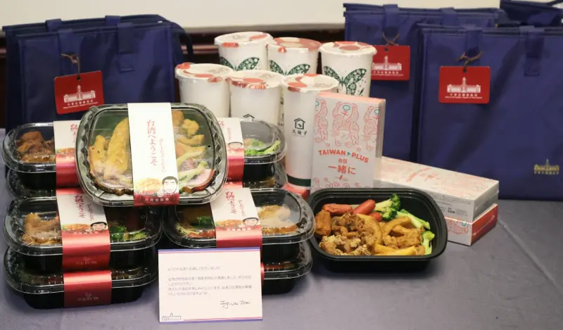 ▲蔡英文準備了台灣鹽酥雞、檸檬愛玉，給東京農大二高的同學。（圖／蔡英文臉書）