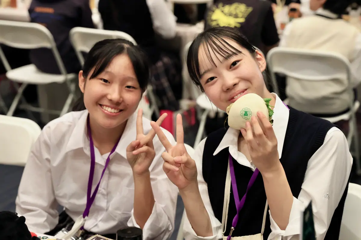 ▲翡翠騎士享用印有隊徽的刈包。（圖／高雄市政府提供）