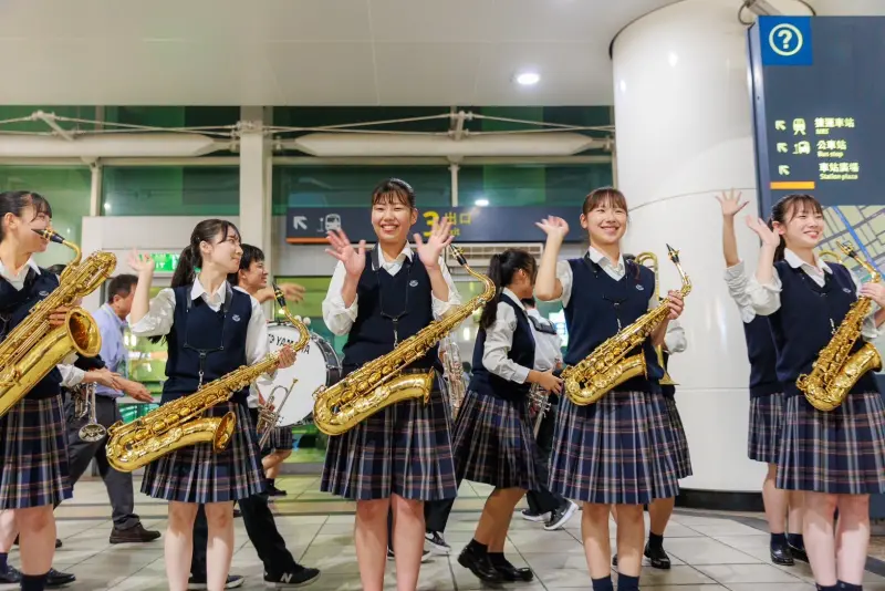 ▲翡翠騎士於應援派對後前往左營高鐵站，以20人隊形在高鐵站大廳進行小型快閃演出，立刻吸引民眾圍觀。（圖／高雄市政府提供）