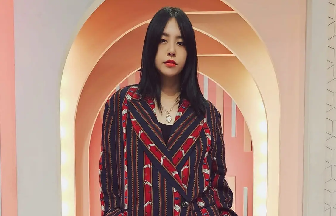 ▲黃小柔自爆曾遭演藝圈大哥性騷擾，對方不僅調侃她的罩杯大小，還動手抓她屁股，她為求自保才打造中性形象。（圖／黃小柔臉書）