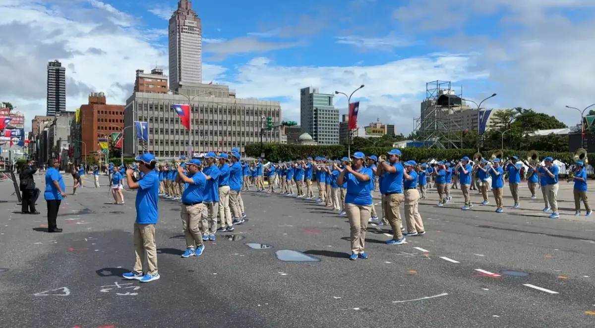 ▲UCLA棕熊行進樂隊譽有「純金之聲」美名，今年受邀國慶演出，今（9）日早上5點多139名師生抵台，紛紛表示很期待台灣的小吃與珍奶。圖為前往總統府前標線與彩排。（圖／擷取自文總影片）