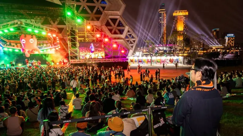 ▲Takao Rock打狗祭8日活動正式開始，五座舞台共27組樂團與歌手輪番登台，吸引打狗祭眾多歌迷湧入。（圖／高流提供）