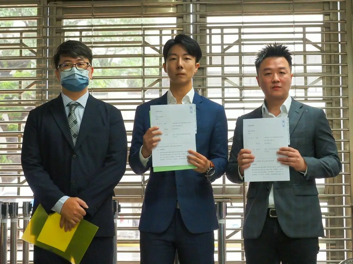 ▲民進黨立委參選人吳崢、政治評論員李正皓9日赴高檢告發國民黨立委馬文君涉犯外患罪