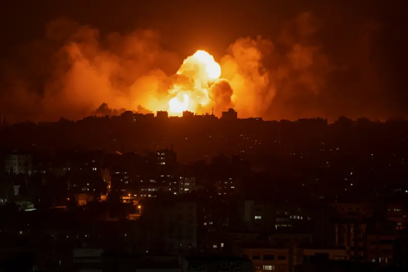 ▲以色列連夜空襲加薩地區，有美國官員稱，以國軍隊可能將在接下來1至2天內，對加薩發動地面進攻。（圖／美聯社／達志影像）