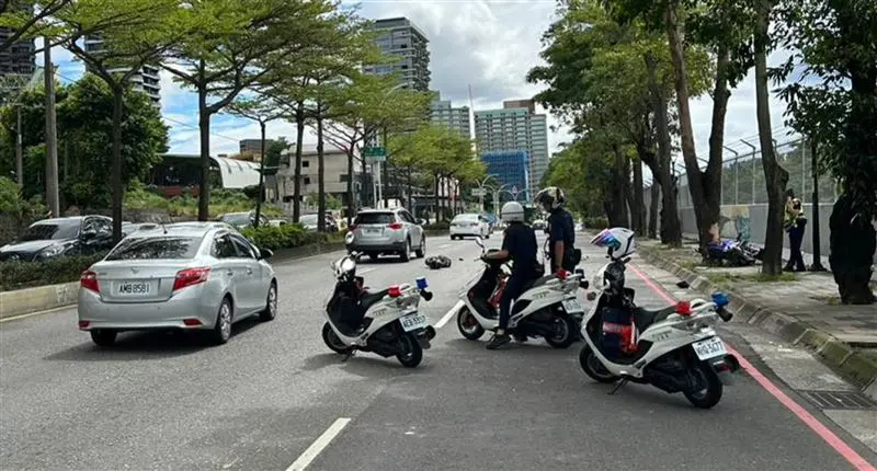 ▲警消趕抵時，該名騎士已無呼吸心跳。（圖／翻攝畫面）