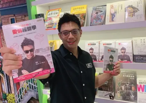 ▲網紅「黑男」拍攝網路配對影片走紅，最近創業開飲料店，徵才起薪高達6.5萬元。（圖／翻攝自黑男邱比特FB）