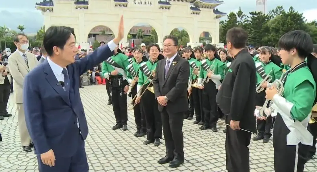 ▲賴清德前往自由廣場，探班112年國慶學生交流演出團隊。（圖／總統府提供）