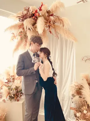 ▲美女作家薇薇，在臨盆前再次挑戰全裸寫真，與老公（右圖左）結婚11年，卻狂拍了13次的婚紗照。（圖／薇薇提供）