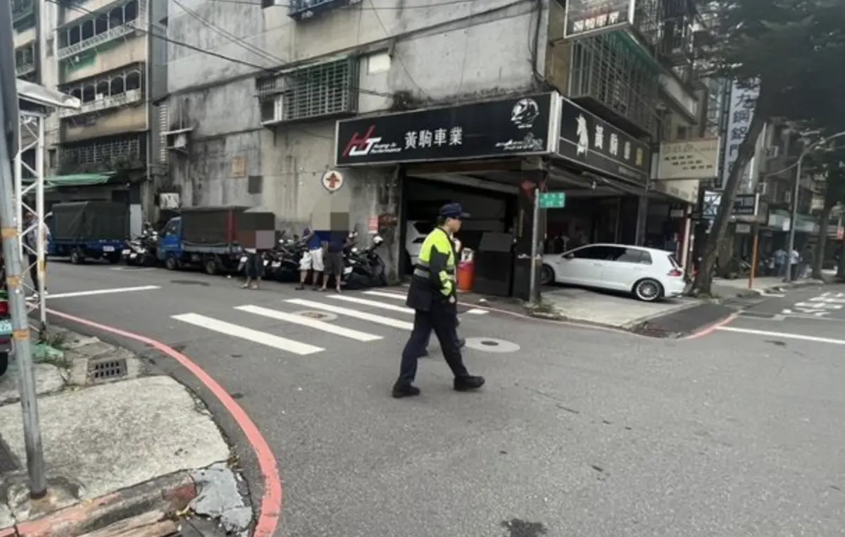 ▲今（9）日下午3時許，新北市新店區寶中路的綠湖公園內，突然發生隨機砍人案，一名男子疑似情緒失控手持水果刀，在公園追砍另名男子，受害者身中多刀衝到大馬路求救，面部、胸口、背部及手部血流如注（圖／翻攝畫面）