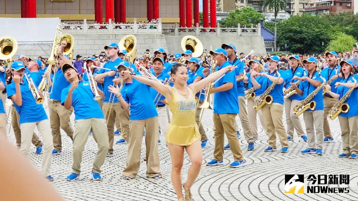 ▲台美日3國共4校樂隊旗隊齊聚一堂交流表演，其中UCLA棕熊行進樂隊超嗨，根本「氣氛製造者」。（圖／記者許家禎攝，2023.10.9）