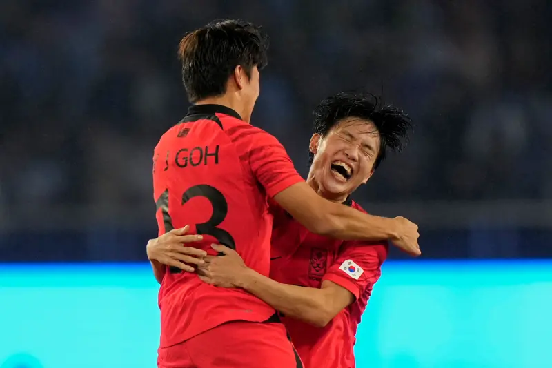 ▲韓國國家足球隊在杭州亞運擊敗日本隊後，高興慶祝，引發韓國球迷不滿。（圖／美聯社／達志影像）