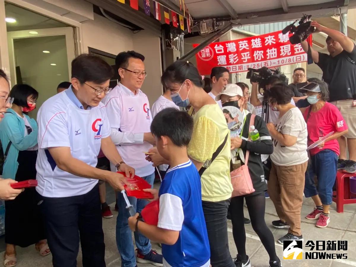 ▲狂賀中華隊亞運奪19金，運彩公會今天兌現祭品文，大方送出600份全聯禮券。（圖/記者金武鳳攝，2023.10.9)