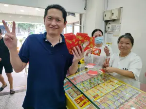 狂賀中華隊亞運奪19金 運彩公會兌現祭品文禮券大方送 ▲狂賀中華隊亞運奪19金,運彩公會理事長何昱號奇兌現祭品文,禮券大方送。(圖/運彩公會提供)