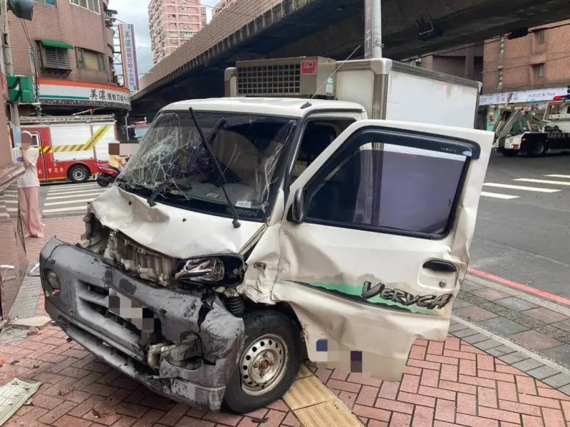 ▲新北市三重區新北大道一段、中華路口9日發生一起車禍，7旬翁開車與小貨車擦撞，造成貨車司機一度因車門變形無法打開而受困，經警消協助脫困，已送往醫院救治。（圖／翻攝畫面）