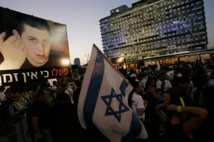 ▲2008年7月22日，以色列民眾聚集在特拉維夫進行示威，要求釋放被綁架的以色列士兵沙利特。（圖／美聯社／達志影像）
