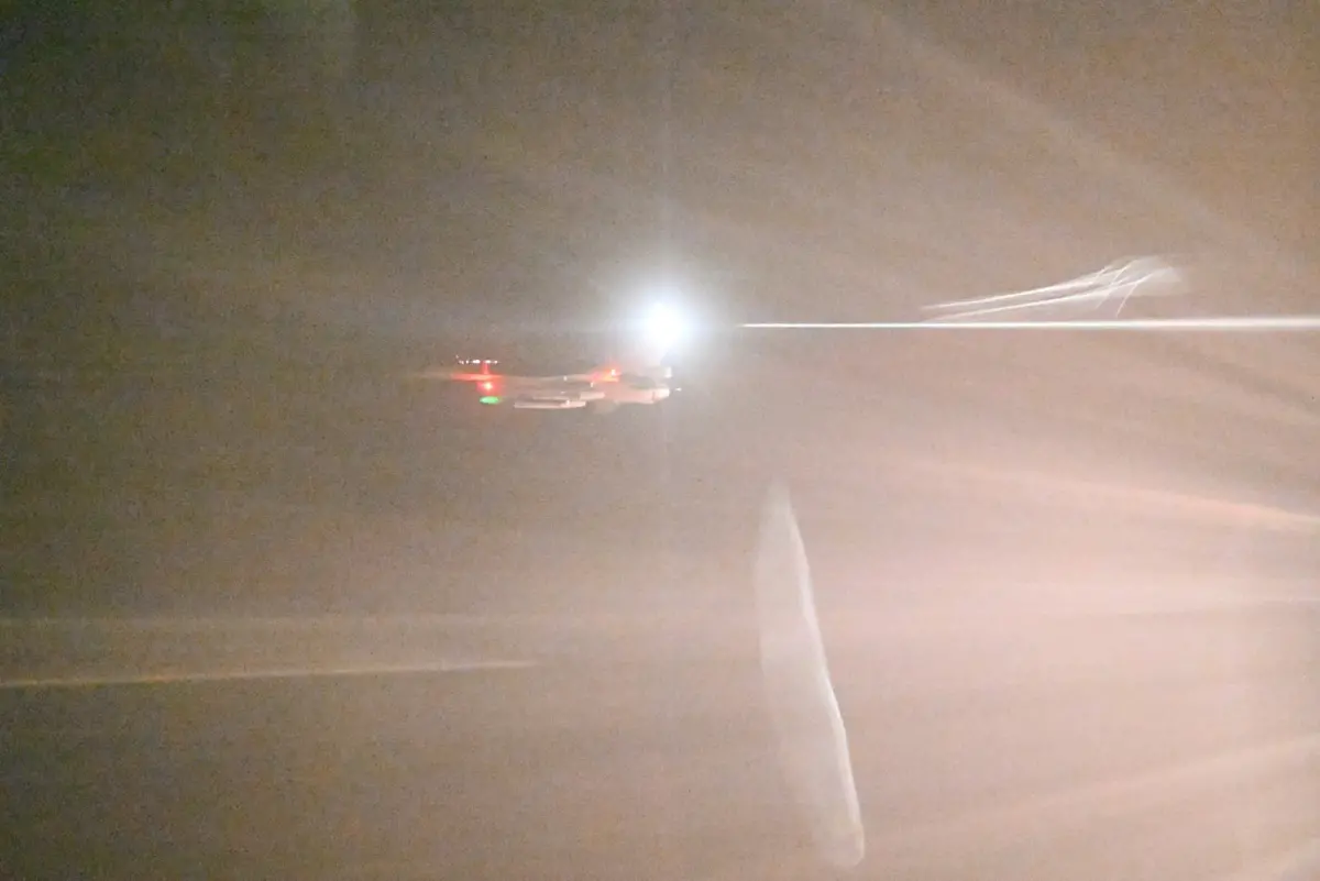 ▲空軍出動3架F-16戰機伴飛，迎接中華英雄，還發射約60枚火焰彈。奧會提供