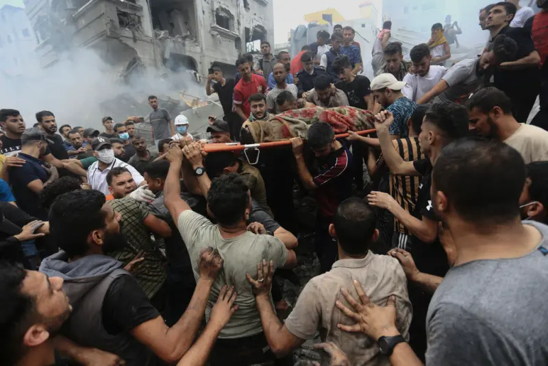 ▲圖為在以色列發動空襲後，巴勒斯坦民眾從加薩地區一處難民營移出遺體。（圖／美聯社／達志影像）
