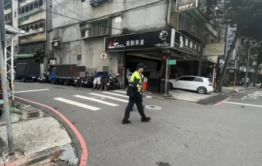 ▲警方獲報後，立刻派員前往現場救援。（圖／翻攝畫面）