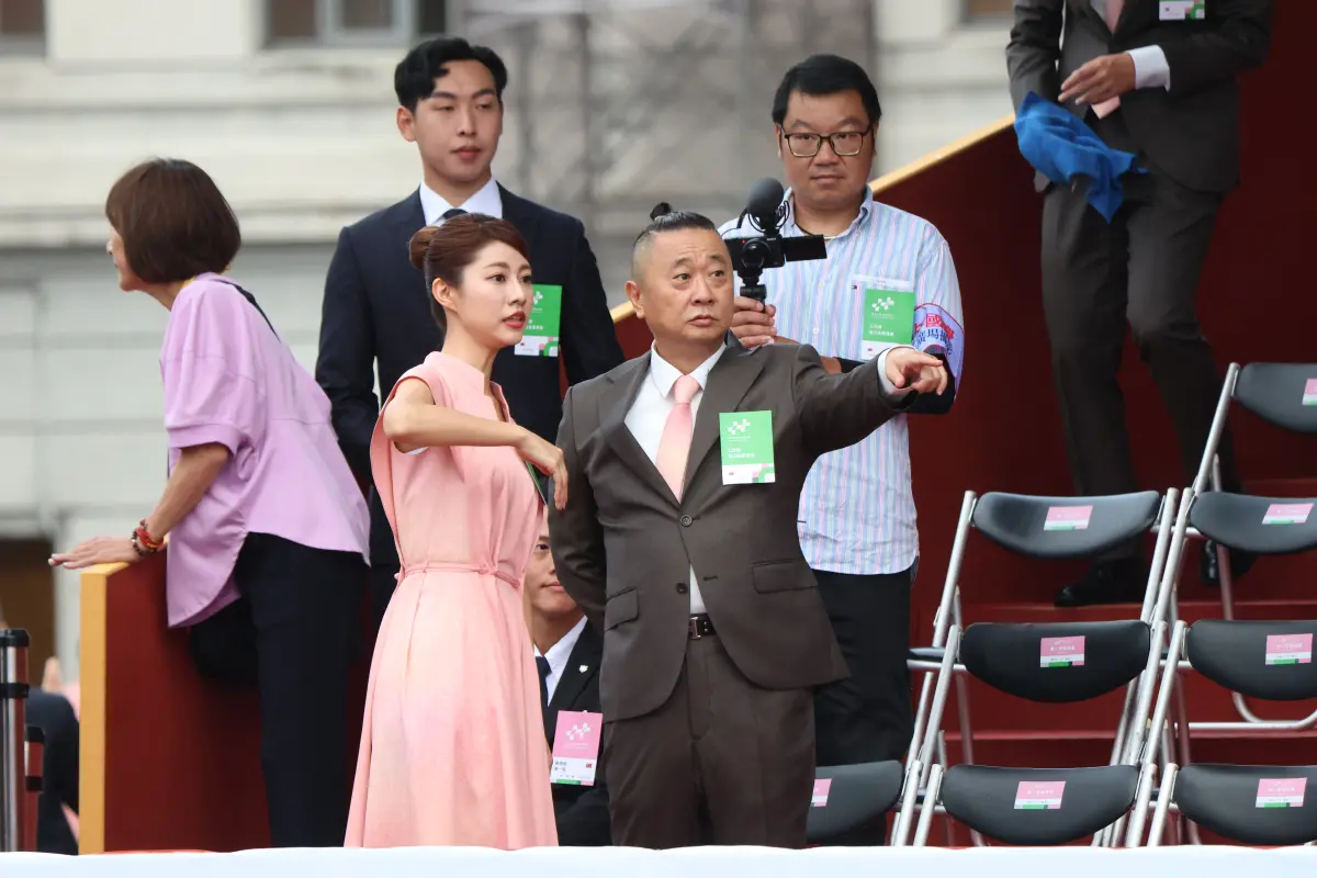 ▲主持人邰智源、阿部瑪利亞現身國慶會場拍攝。（圖／記者陳明中攝，2023.10.10）