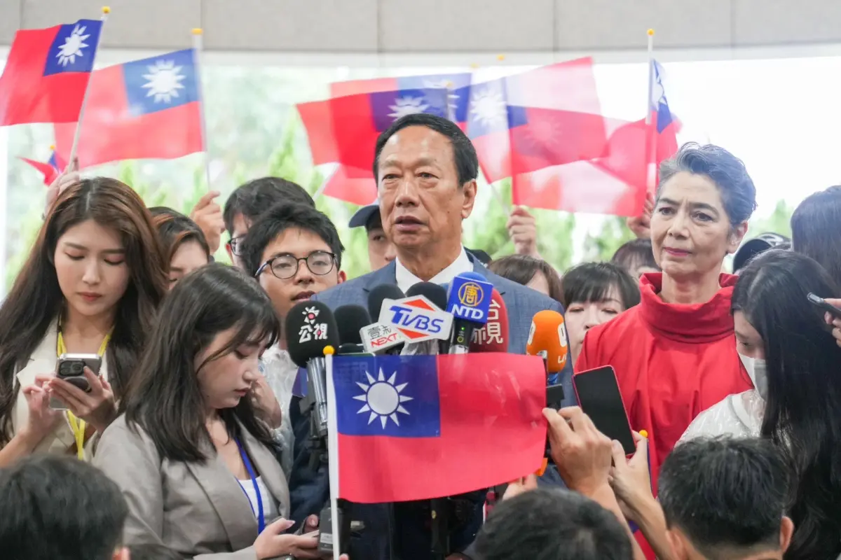 ▲鴻海集團創辦人、無黨籍總統參選人郭台銘，偕同總統副手賴佩霞參加北市府前國慶升旗典禮。（圖／郭台銘競辦提供）