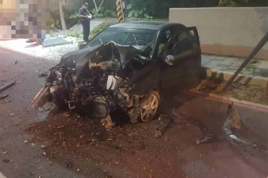 ▲10日清晨，嘉義東義路盧山橋前200公尺處，發生一起車禍事故，23歲的男子駕駛自小客車，不明原因失控衝撞路旁欄杆。（圖／翻攝畫面）