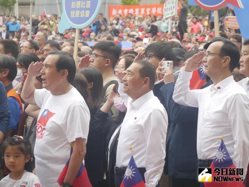 ▲馬英九(左起)、侯友宜、朱立倫合體出席新北市雙十國慶升旗典禮，其中馬英九在唱國旗歌時情緒慷慨激昂。（圖 ／記者吳嘉億攝，2023.10.10）