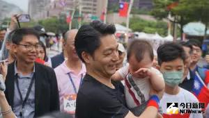 ▲台北市長蔣萬安帶三寶出席路跑，與市民一同歡慶國慶。（圖／記者呂炯昌攝，2023.10.10）