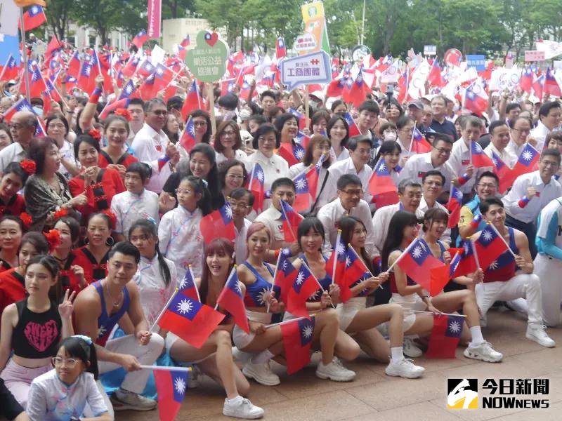 ▲新北雙十國慶升旗典禮，新北市政府各局處首長、民意代表與表演團體共同合影大合照。（圖 ／記者吳嘉億攝，2023.10.10）