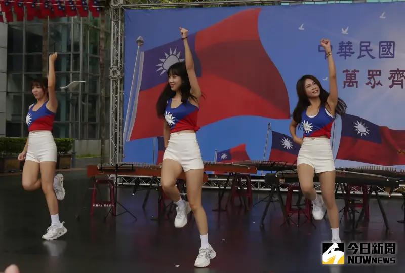 ▲新北雙十國慶升旗典禮，國旗女孩、男孩帶動健康操。（圖 ／記者吳嘉億攝，2023.10.10）