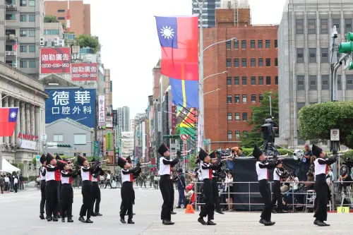 ▲建中樂旗聯隊在國慶典禮上擔綱開場表演，精彩演出博得滿堂彩。（圖/記者陳明中攝）