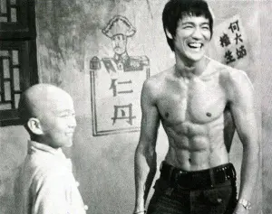 ▲孟海（左）小時候和李小龍同台演戲。（圖／翻攝自孟海臉書）