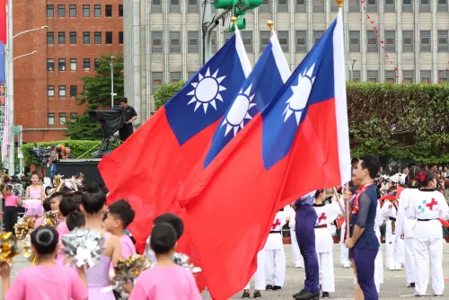 ▲112年國慶大會國旗飄揚。（圖／記者陳明中攝，2023.10.10）