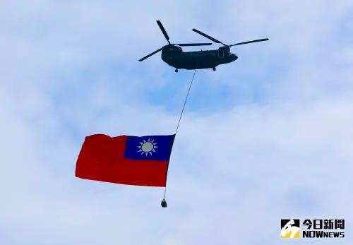 ▲雙十國慶，CH-47SD直升機機吊掛巨幅國旗飛越總統府上空。（圖／記者陳明中攝，2023.10.10）