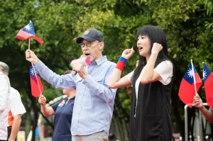 ▲林口區國慶升旗典禮，香港藝人馮淬帆與新北市議員蔡淑君一同出席祝賀。（圖 ／新北市議員蔡淑君提供）