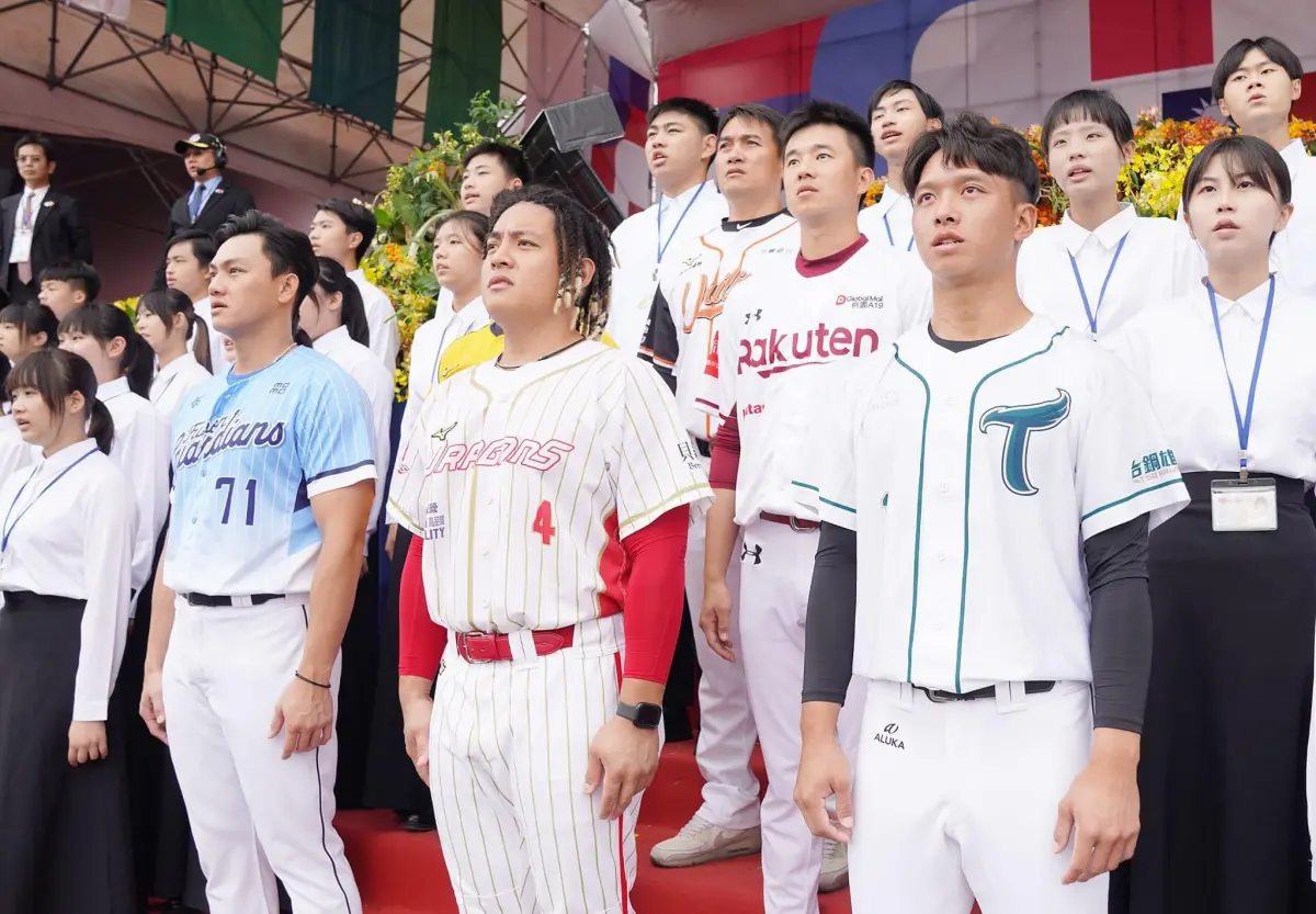 ▲ 統一獅內野手高國慶、曾子祐等球員領唱國歌，他笑說：「不會緊張」。（圖／台鋼雄鷹提供）