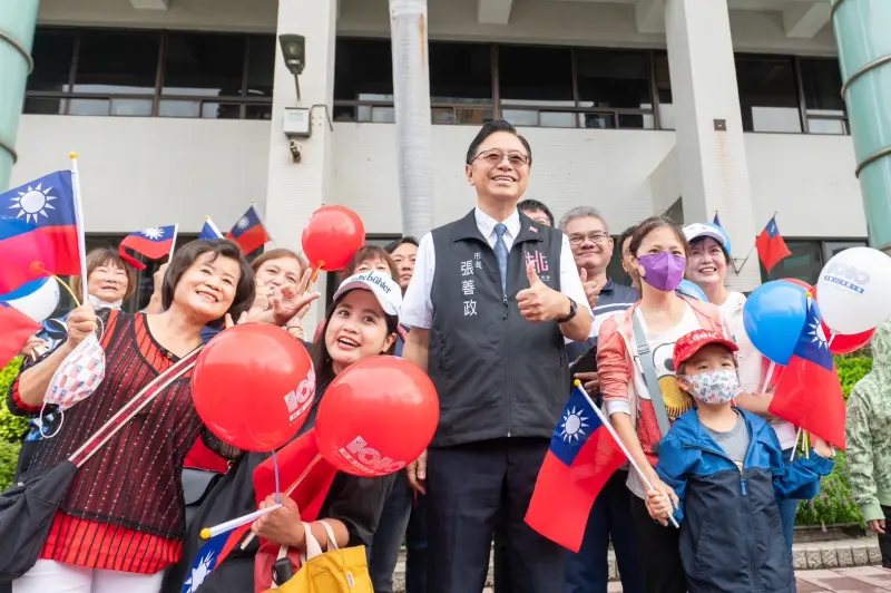 ▲張善政提醒市民朋友不要忘記國旗的意義，國旗代表著國家從開國、一路辛苦、至今站穩腳步並受到國際尊重的過程。（圖／桃園市政府提供）