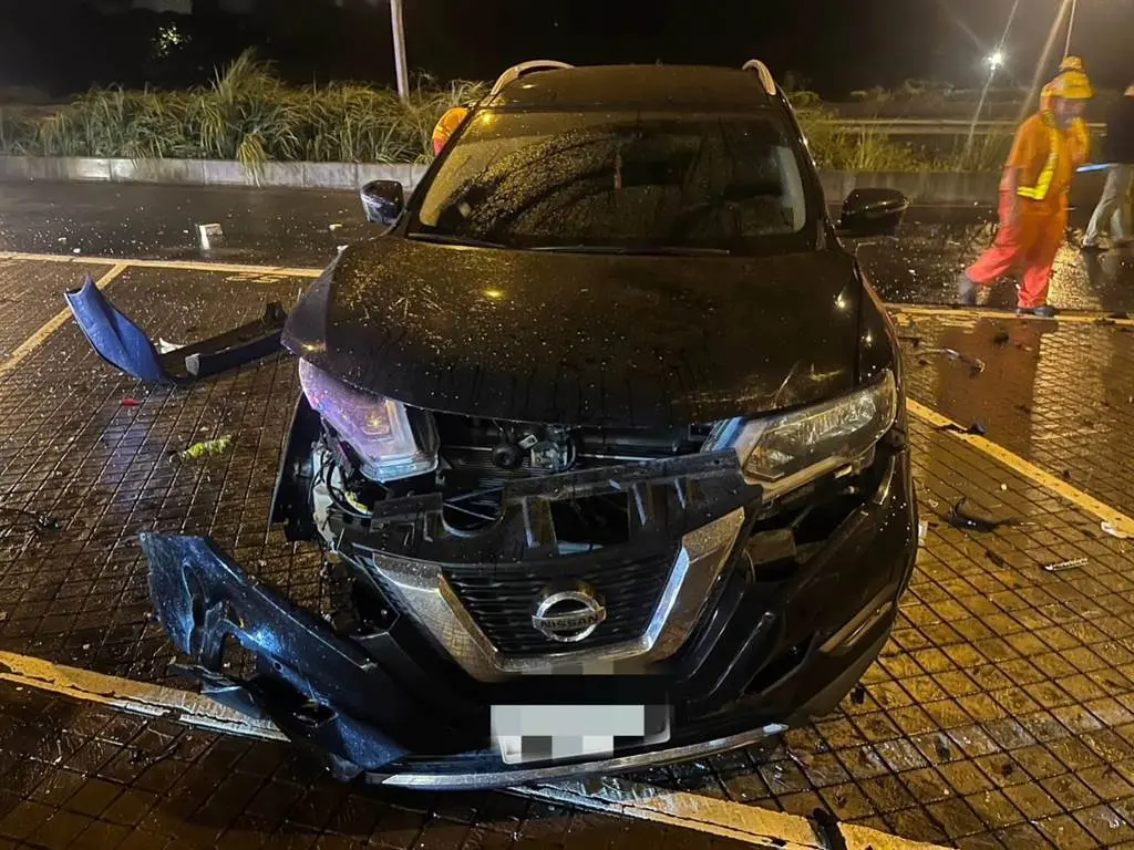 ▲停靠在楊梅休息站2車遭撞，2名駕駛受輕傷。（圖／翻攝畫面）