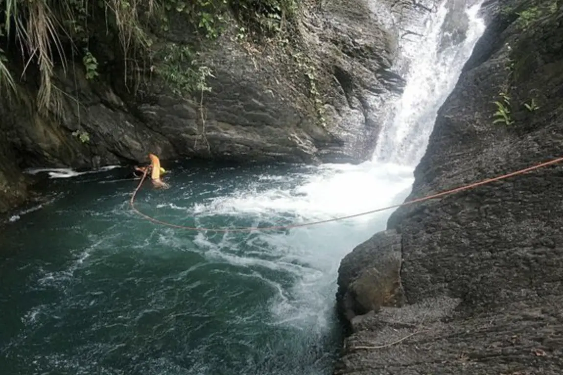 ▲雙十連假最後一天，今（10）日那瑪夏區民生一村發生一起溺水案件，一名16歲的劉姓少年與2名友人相約，去達卡努瓦里德惠橋下游泳，豈料發生溺水意外，消防局出動7車13人2艇前往搶救，劉男被救起時已經無生命跡象。（圖／翻攝畫面）