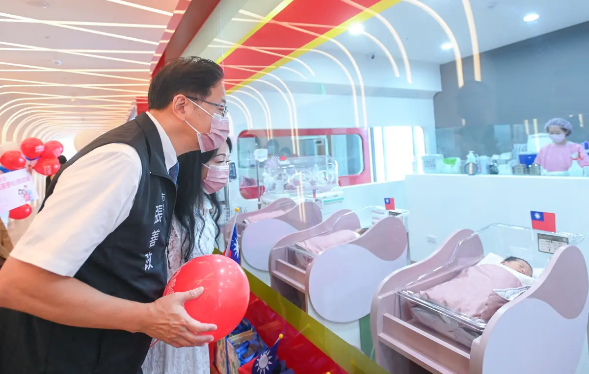 ▲張善政與夫人張琦雅到秉坤婦幼醫院探視國慶寶寶。（圖／桃園市政府提供）