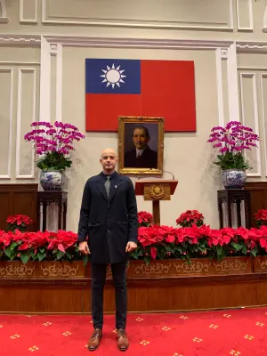 ▲吳鳳今分享和國旗合影，表態可以很驕傲的說「很愛台灣」。（圖／取自吳鳳臉書）