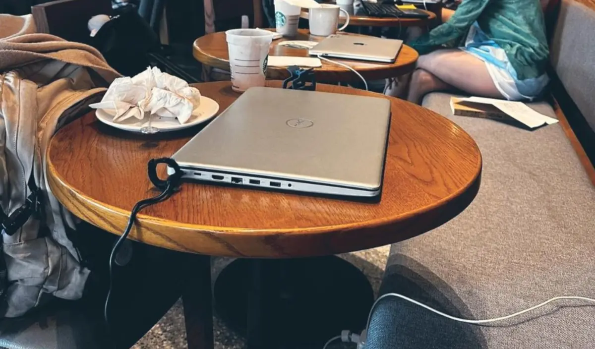 ▲網路作家到星巴克消費時，發現隔壁兩位女孩消失一個多小時，不過佔位的筆電仍然沒有被竊。（圖/快樂雲，旅行看世界臉書）