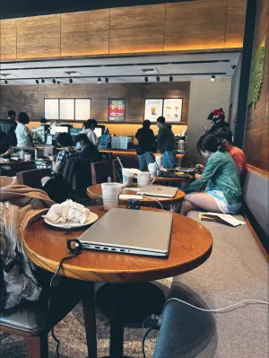 ▲在咖啡廳看到筆電、書本佔位在台灣已經是非常常見的情況，也讓網路作家「快樂雲」驚呼「台灣治安還真好」。（圖/快樂雲，旅遊看世界臉書）