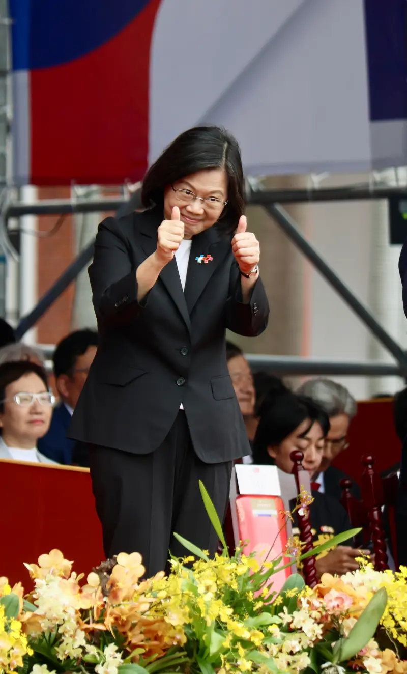 ▲蔡英文對台下比出讚的手勢。(圖/記者陳明中攝,2023.10.10)