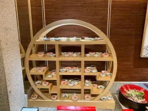 ▲「NAGOMI 和食饗宴」標榜日式料理自助餐廳，吃得到生魚片、握壽司還有許多精緻小缽料理。（圖／記者葉盛耀攝）