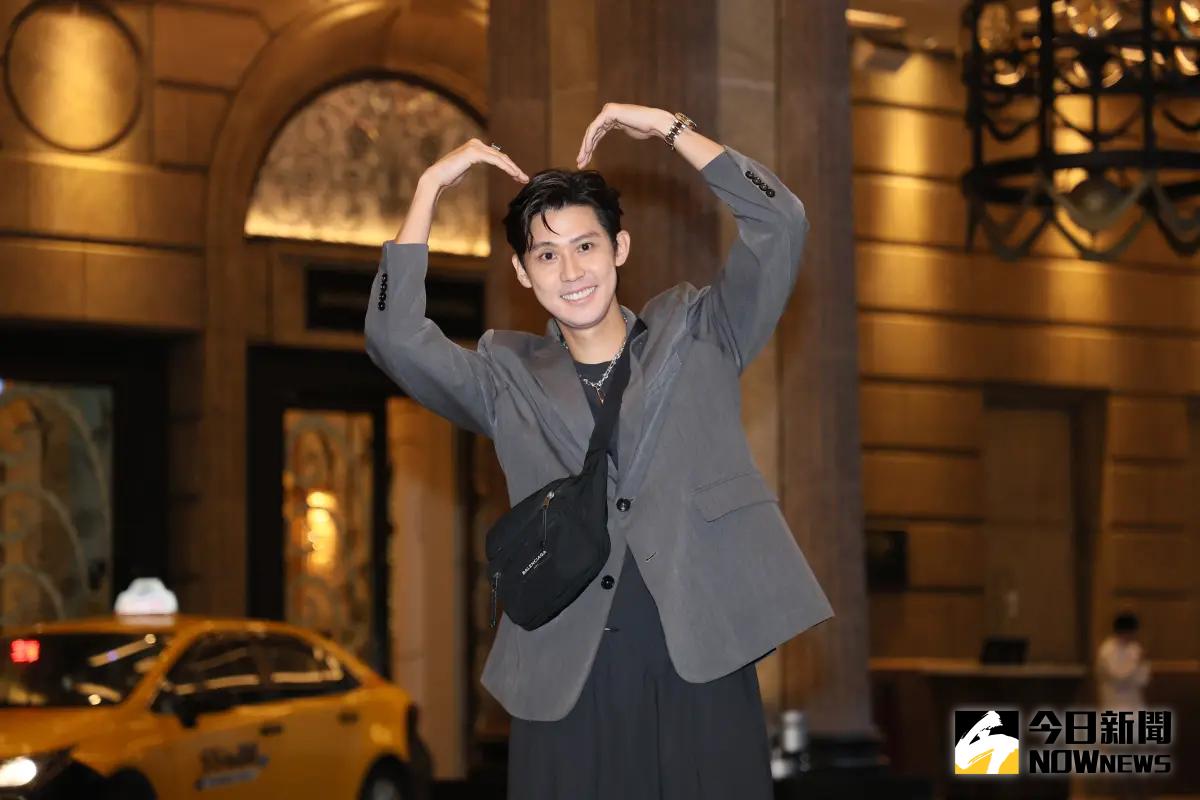 ▲李玉璽今日參加好友KID婚禮，卻也意外和分手4年多的前女友溫妮同台，兩人不約而同一前一後搭電扶梯，互動對話十分尷尬。（圖／記者鄭孟晃攝影）