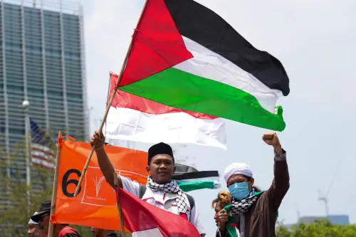 ▲以巴衝突爆發之際，全球各地也湧現分別支持以色列與聲援巴勒斯坦的兩派示威者，上街揮舞旗幟表達抗議。（圖／美聯社／達志影像）