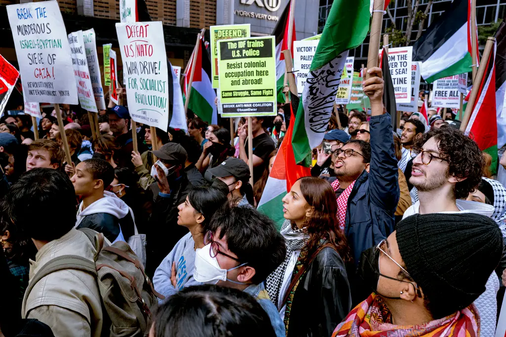 ▲以巴衝突爆發之際，全球各地也湧現分別支持以色列與聲援巴勒斯坦的兩派示威者，上街揮舞旗幟表達抗議。（圖／美聯社／達志影像）