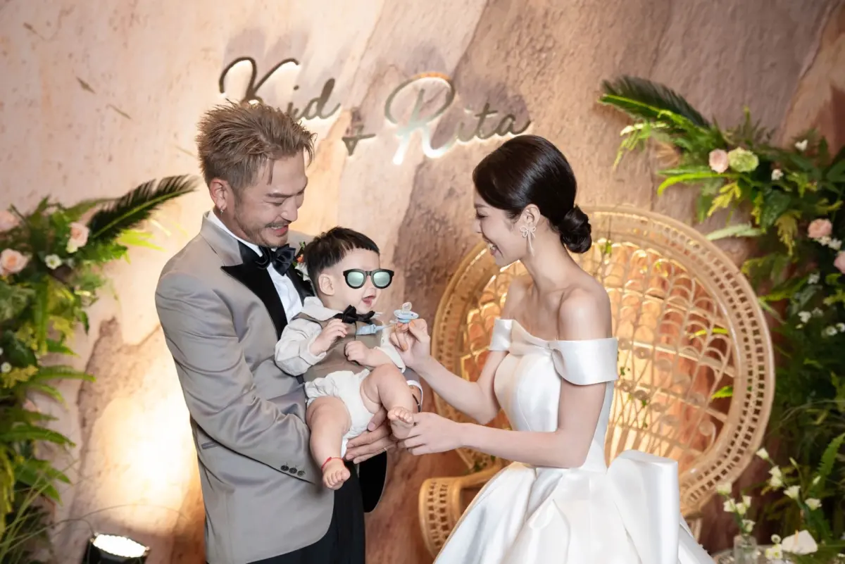▲KID（左）砸百萬辦婚宴，正妹老婆婚紗照曝光，兒子搶當最萌小花童。（圖／PhiStudio提供）