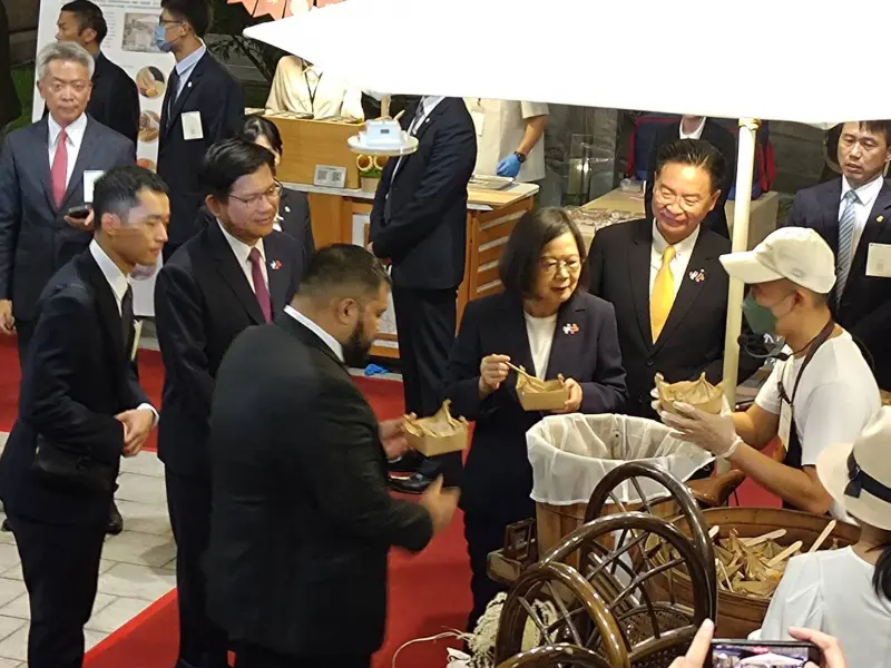 ▲蔡英文對頑固油飯讚不絕口。(圖/記者邱新博攝,2023.10.10)